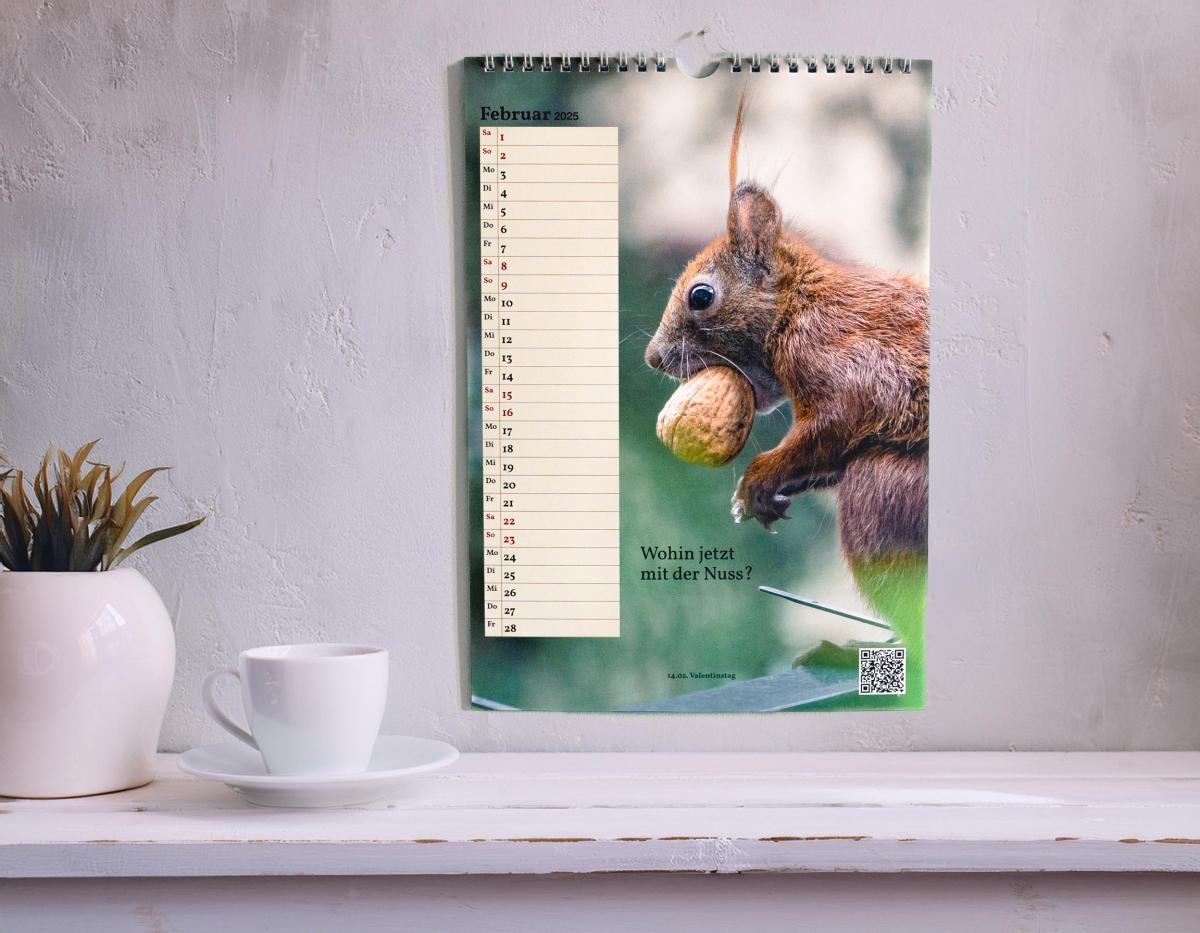 Illustration: Auf einem Tisch steht eine Pflanze und eine Tasse. An der Wand hängt der Kalender.