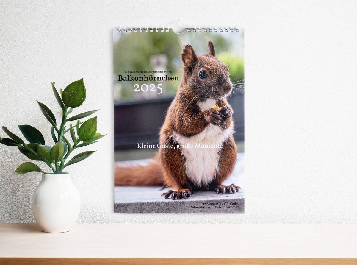 Illustration: Der Kalender hängt an einer Wand. Darunter ein Tisch mit einer Pflanze.